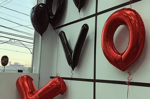 Colorful balloons centerpiece for Valentine's Day photo project.