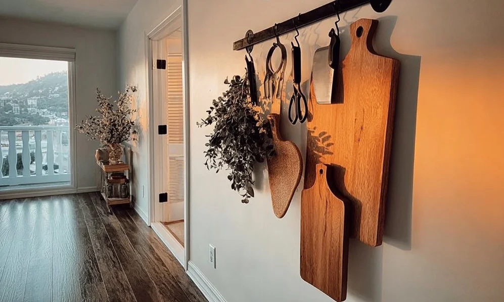 Charming cutting board wall ideas for stylish kitchen decor